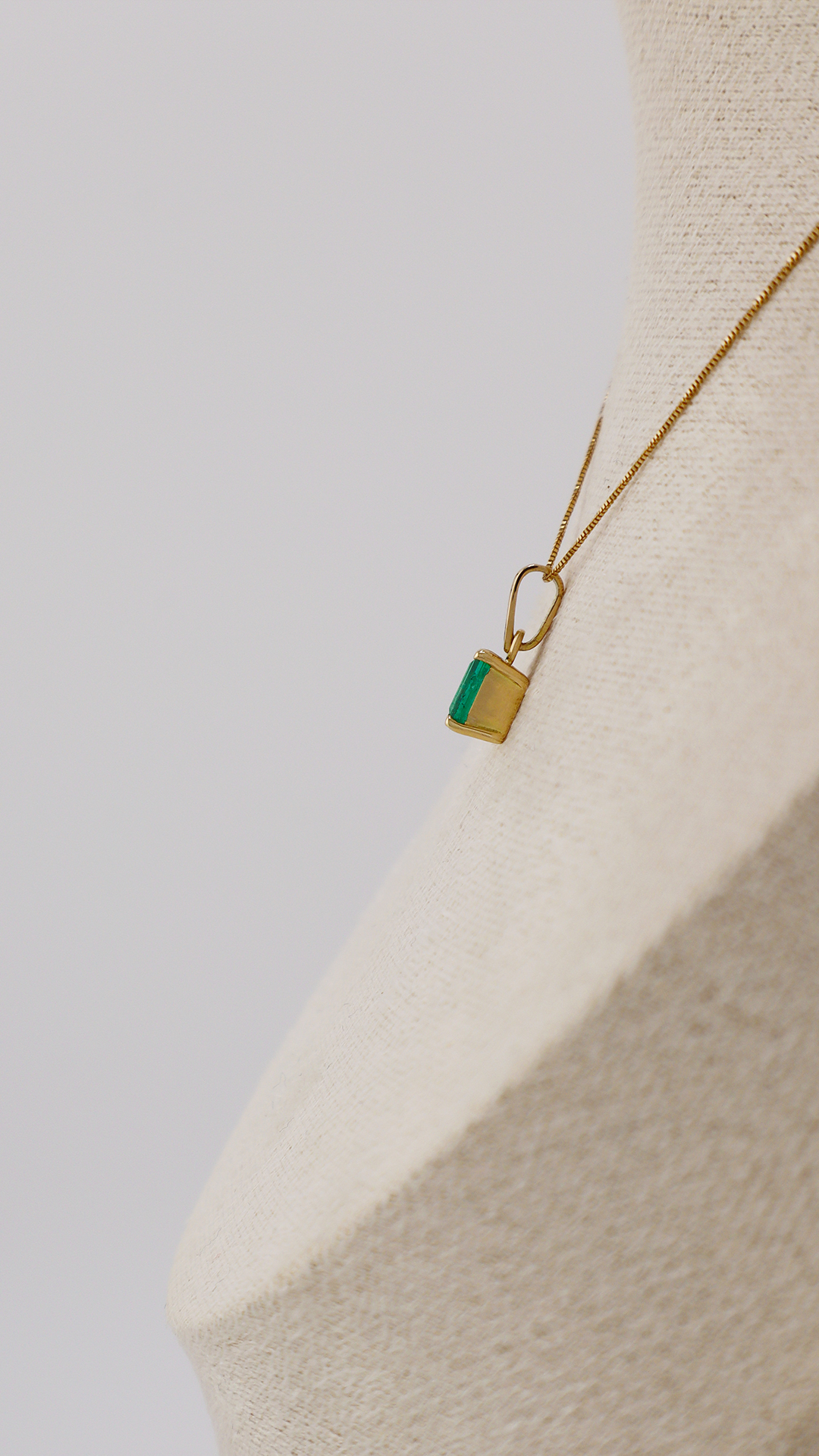 Dije en Oro ยท Esmeralda Talla Rectangular - Image 2