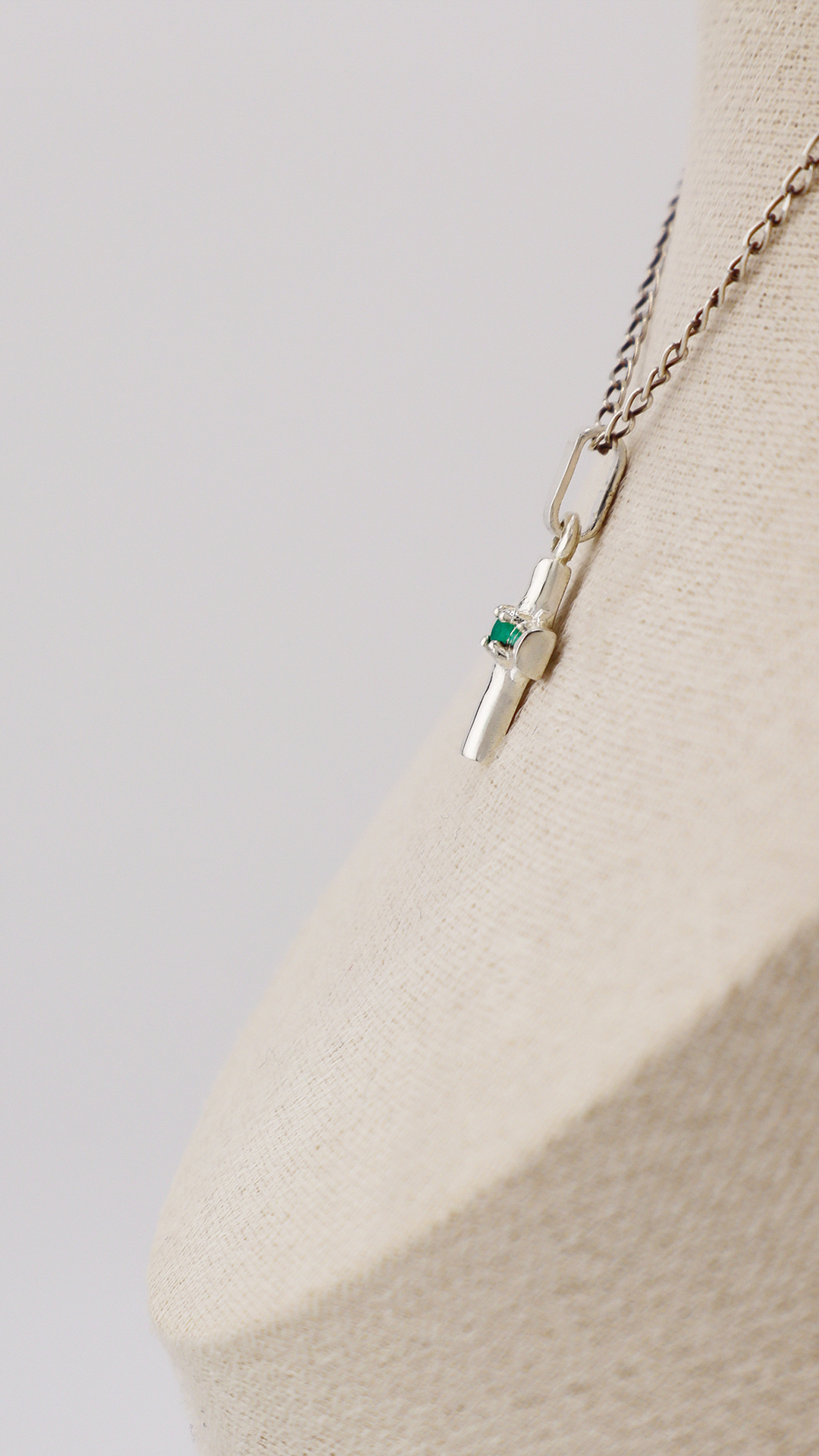 Dije Cruz en Plata ยท Esmeralda Talla Redonda - Image 2