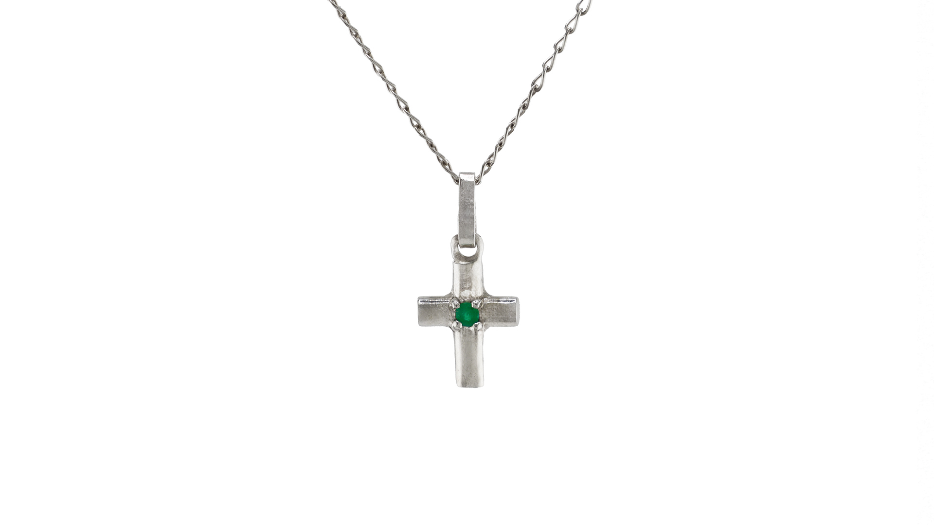 Dije Cruz en Plata ยท Esmeralda Talla Redonda