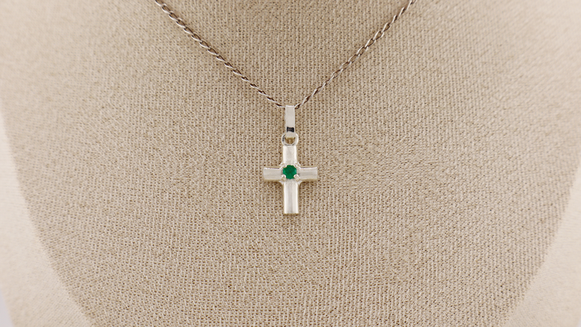 Dije Cruz en Plata ยท Esmeralda Talla Redonda - Image 4